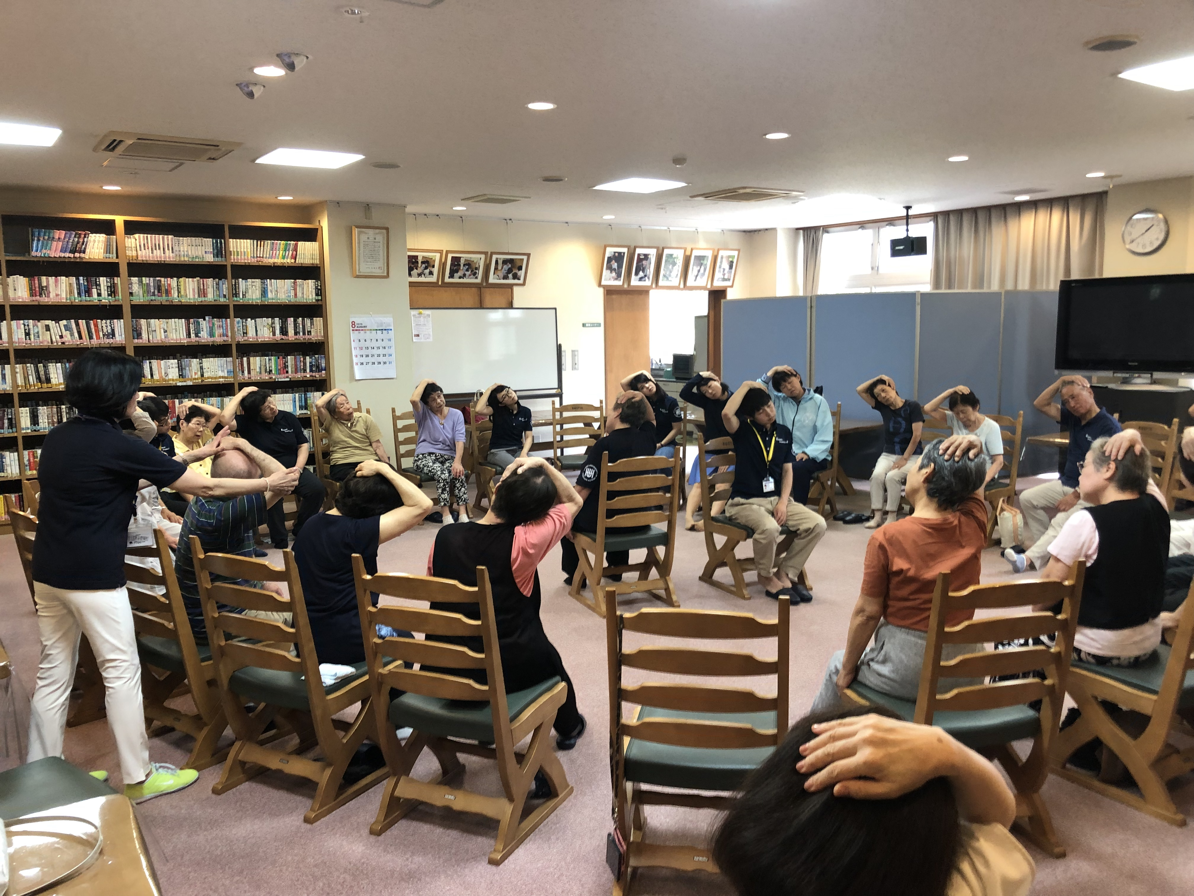 本学学生とサポーターによる体操教室