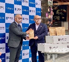 大阪難波商店街への近大マスク贈呈